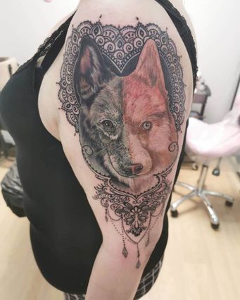 Realistinen värikäs tatuointi, InkWorks Tattoo