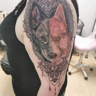 Realistinen värikäs tatuointi, InkWorks Tattoo
