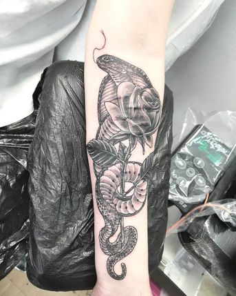 Musta-harmaa tatuointi, InkWorks Tattoo