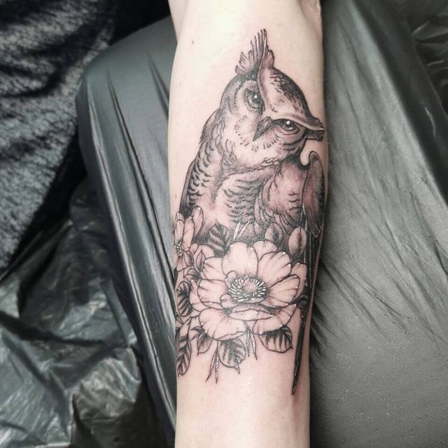 Musta-harmaa tatuointi, InkWorks Tattoo