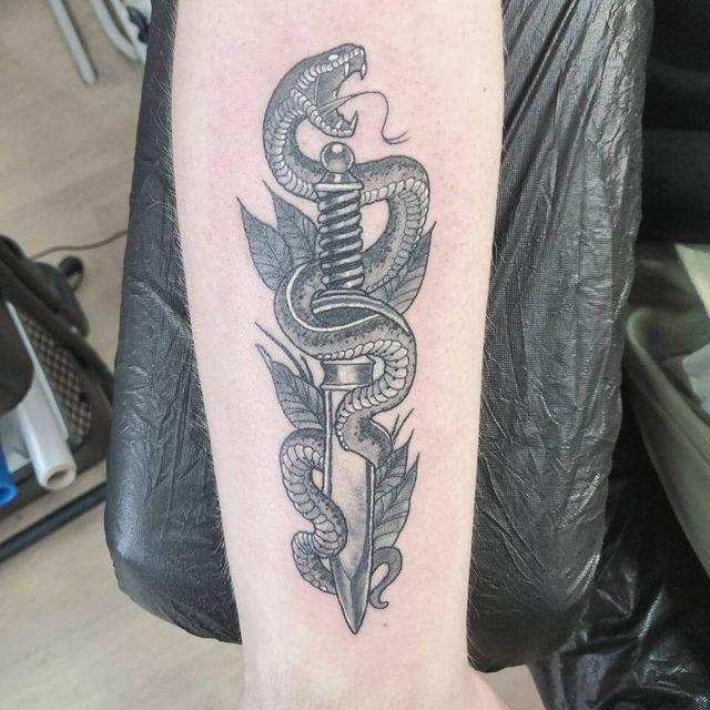 Musta-harmaa tatuointi, InkWorks Tattoo