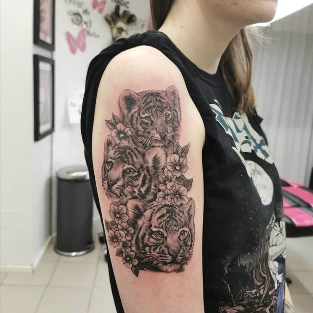 Musta-harmaa tatuointi, InkWorks Tattoo