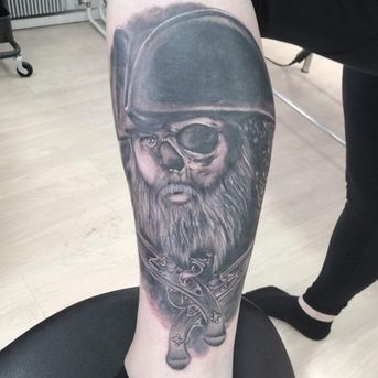 Musta-harmaa tatuointi, InkWorks Tattoo