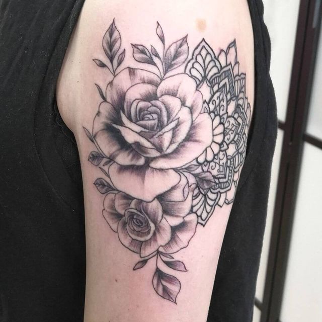 Musta-harmaa tatuointi, InkWorks Tattoo